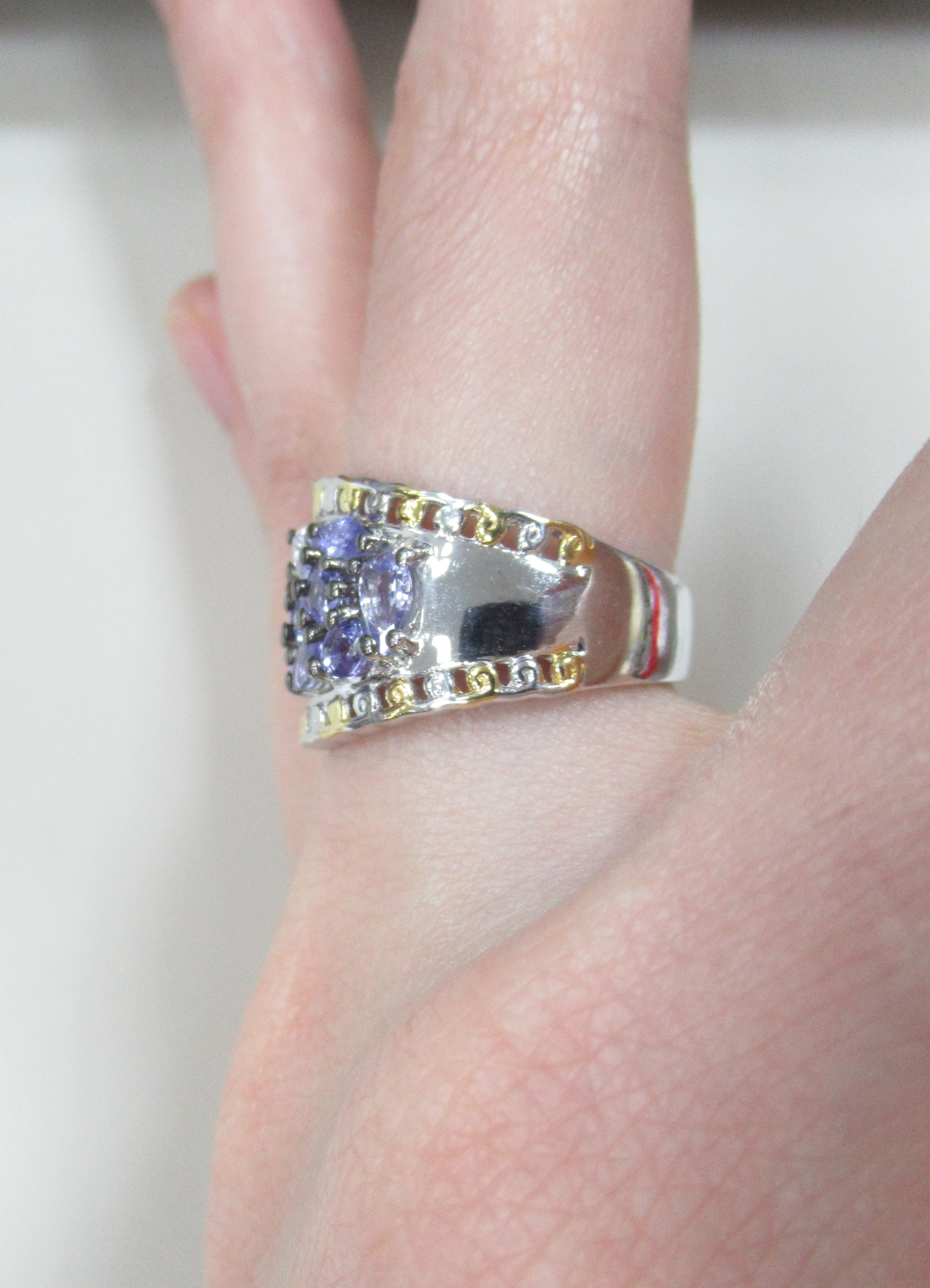 Серебряное кольцо с танзанитами